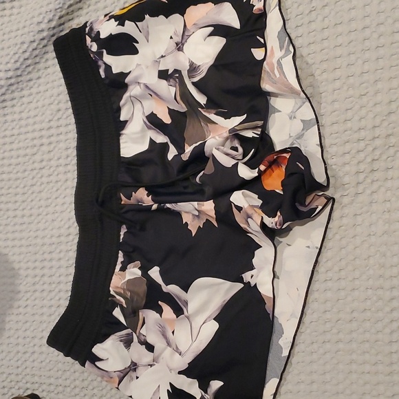 Athleta black floral running shorts M (40) - Picture 1 of 4